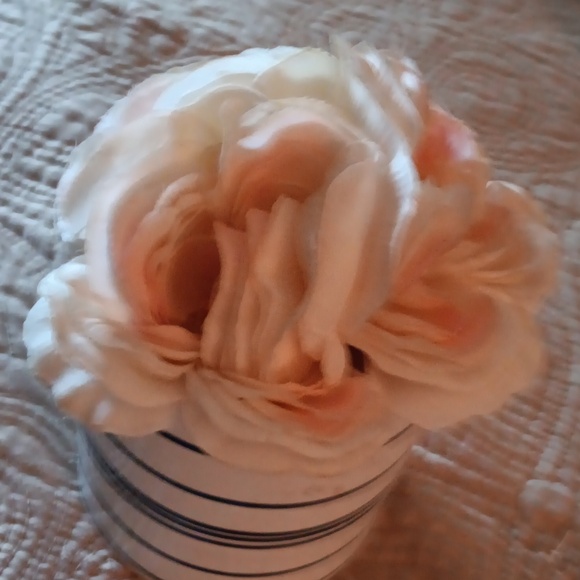 Nice bundle of two flowe arrangements in pretty ceramic containers. - Picture 3 of 5